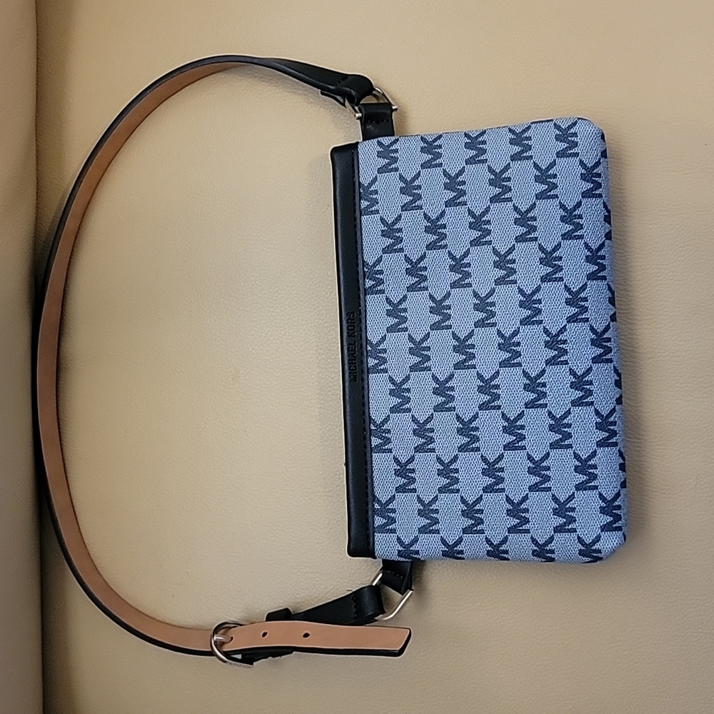 63). Nw/oT Michael Kors Signature Logo Belt Bag